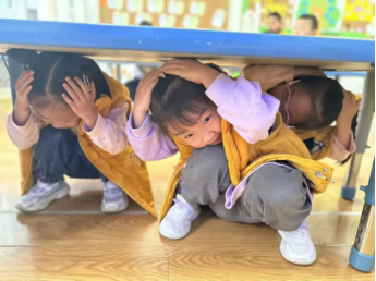 幼教中心防震逃生演练活动