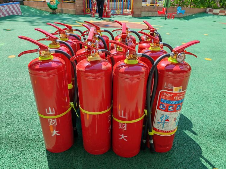校安全管理处为舜耕幼儿园更换全新消防器材简报
