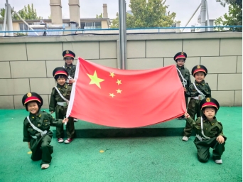 童心敬老暖重阳,传承美德润童心|幼教中心(燕山校区)大一班主题升旗仪式