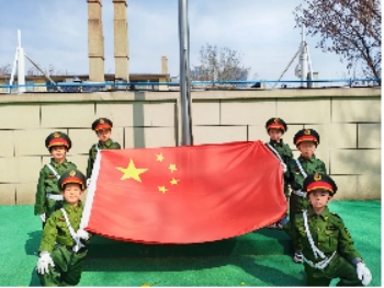 童心逐梦 守护蓝天——幼教服务中心大二班主题升旗仪式